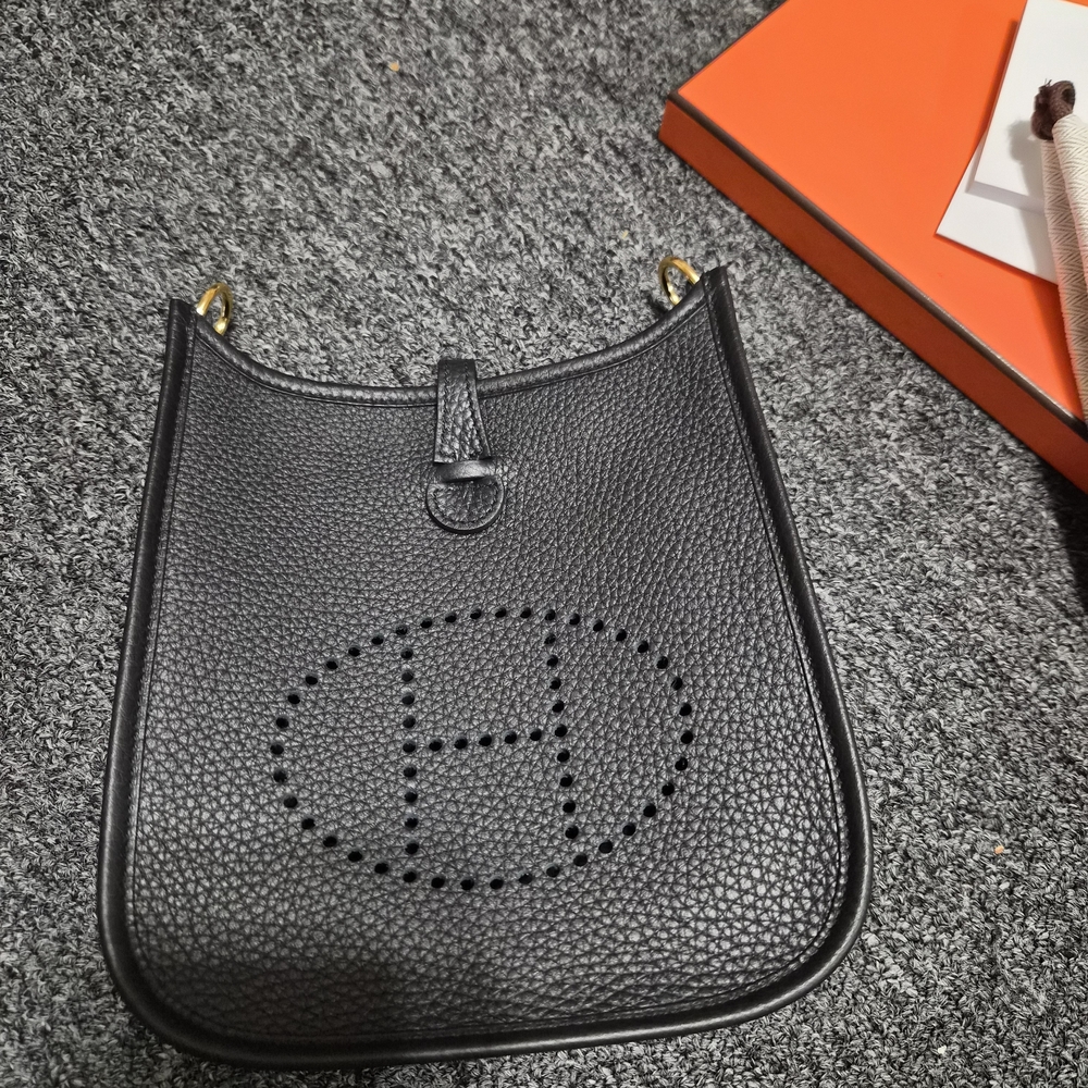 Elegant Black Leather Shoulder Bag